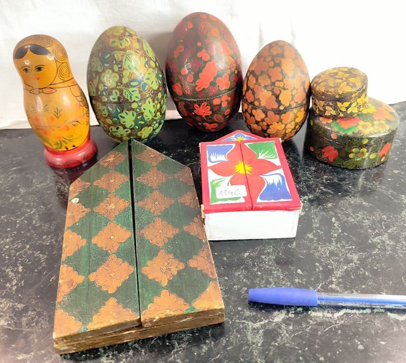 Lote siguiente: Colección de piezas de madera pintadas a mano: tríptico religioso, huevos, alhajeros y muñeca rusa