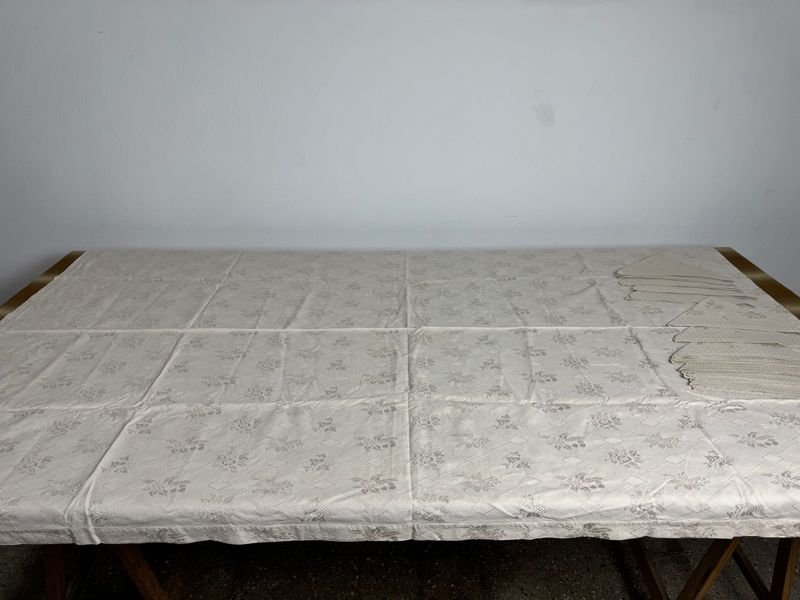 Lote siguiente: Antiguo mantel con seis servilletas