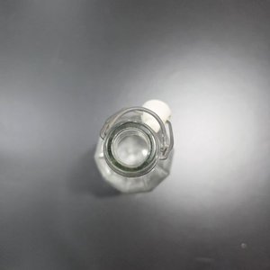 Botella de Vidrio Transparente con Cierre de Bisagra y Relieves Verticales - imagen 5
