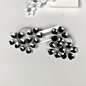 Conjunto de Joyería Fantasía: Cadena con Dije Corazón y Par de Aretes Florales - imagen 4