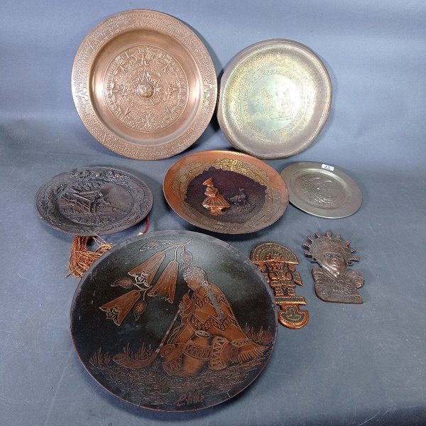 Ocho Piezas Decorativas de Bronce, Alpaca y Cobre: Platos y Adornos - imagen 1