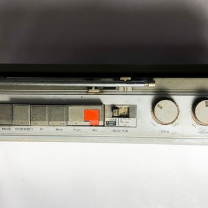 Lote de Electrónica: Teléfonos Varios, Radio JVC y Cámara Olympus con Estuche - imagen 5