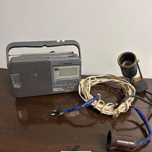 Radio Portátil Mason R69 con Lámpara de Escritorio y Cableado - imagen 3