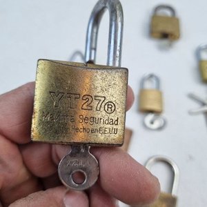 Conjunto de 6 Candados Metálicos con Llaves - Varias Marcas y Tamaños - imagen 3