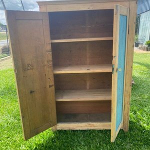 Antiguo Mueble de Pino Blanco con Puertas Azules - imagen 3