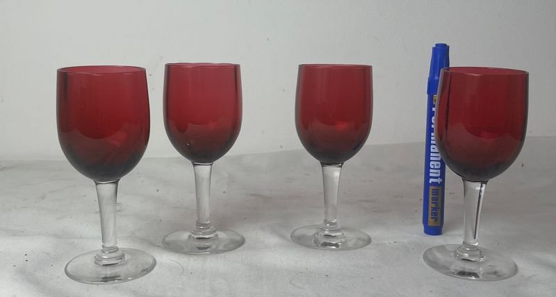 Copas de vino con tinte rojo - imagen 4