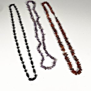 Lote anterior: Tres Collares de Piedras Naturales: Negro, Amatista y Ámbar