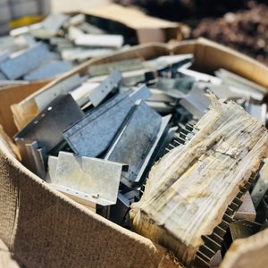Lote de 2 Cajas con Plegados de Chapa Metálica - imagen 3