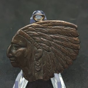 Medalla Antigua Cabeza de Indio con Grabado "A.P.V. Benito Blanco 986" - imagen 3