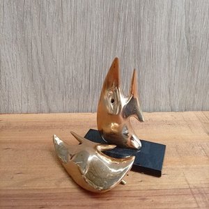 Escultura Moderna de Peces en Bronce y Acrílico - imagen 2