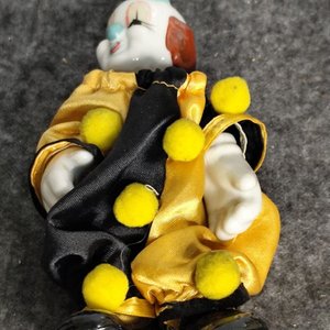 Dos Muñecos Antiguos de Porcelana: Payaso y Niña Típica - imagen 4