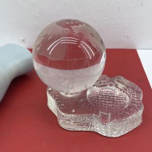 Cenicero de Vidrio Prensado con Globo Terráqueo y Continentes Esmerilados - imagen 3