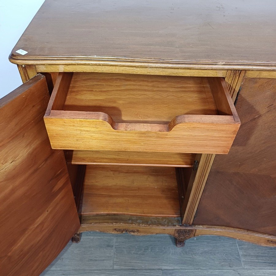 Muebles de estilo Luis XV, con detalles de madera tallada y patrones de parqué - imagen 17