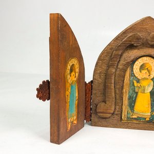 Tríptico Religioso Abatible en Madera con Figuras Infantiles - imagen 4