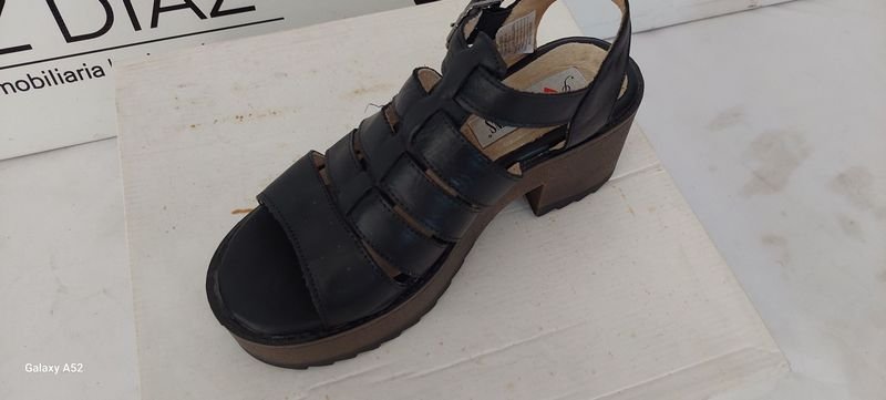 Zapatos de tacón alto con estribo y plataforma - imagen 3