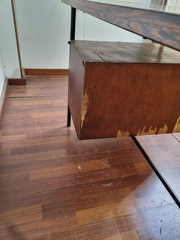 Escritorio Con Cajonera en Madera con L712 y Tiene Levantado el Enchapado - imagen 8