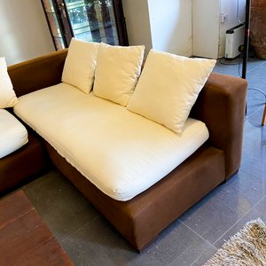 Sofá modular marrón con almohadones blancos - imagen 2