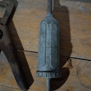 Lote de Herramientas Usadas: Inyector de Grasa, Llave, Pinza y Triscador - imagen 4
