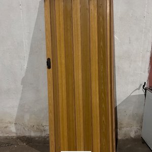 Lote siguiente: Puerta Plegable de Madera Clara