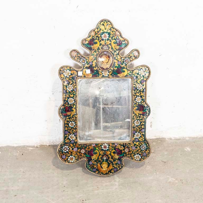 Lote siguiente: Espejo con marco de vidrio decorado a mano, con motivos florales e imágenes de querubines