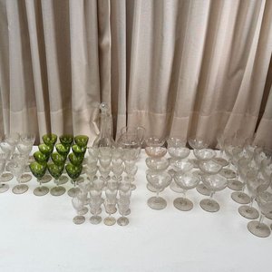 Lote siguiente: Juego de Cristalería Fina: Copas Verdes y Transparentes, Jarras y Decantador Val Saint Lambert