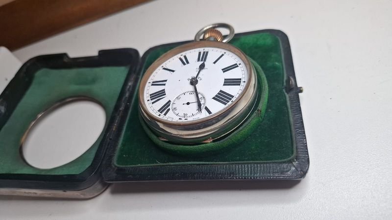 Reloj de viaje en plata con estuche y detalles - imagen 5