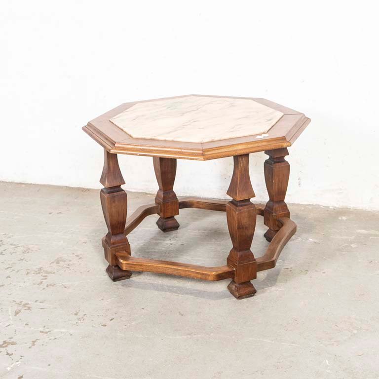 Lote siguiente: Mesa de sala octogonal de madera con tapa de mármol