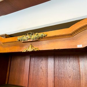 Estantería de madera con cajones y detalles ornamentales - imagen 3
