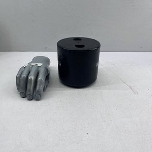 Hielera de Plástico Negra con Publicidad de Whisky Blenders y Mano Decorativa - imagen 4