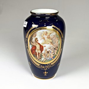 Lote anterior: Florero de Porcelana Checa Decorado con Escena Mitológica - Altura 20 cm