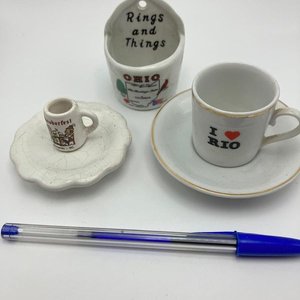 Conjunto de Porcelana Miniatura Vintage: Taza "I ❤️ Rio", Platillo y Organizador "Rings and Things" - imagen 2