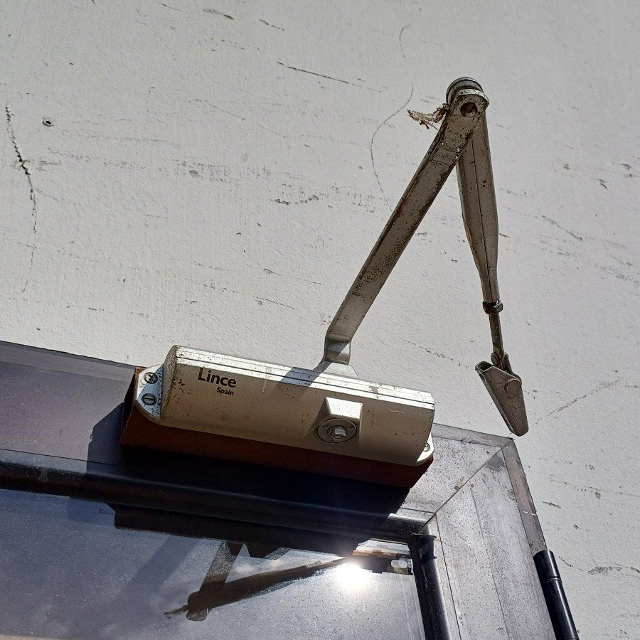 Puerta con marco en carpintería de aluminio y vidrio para venta - imagen 7
