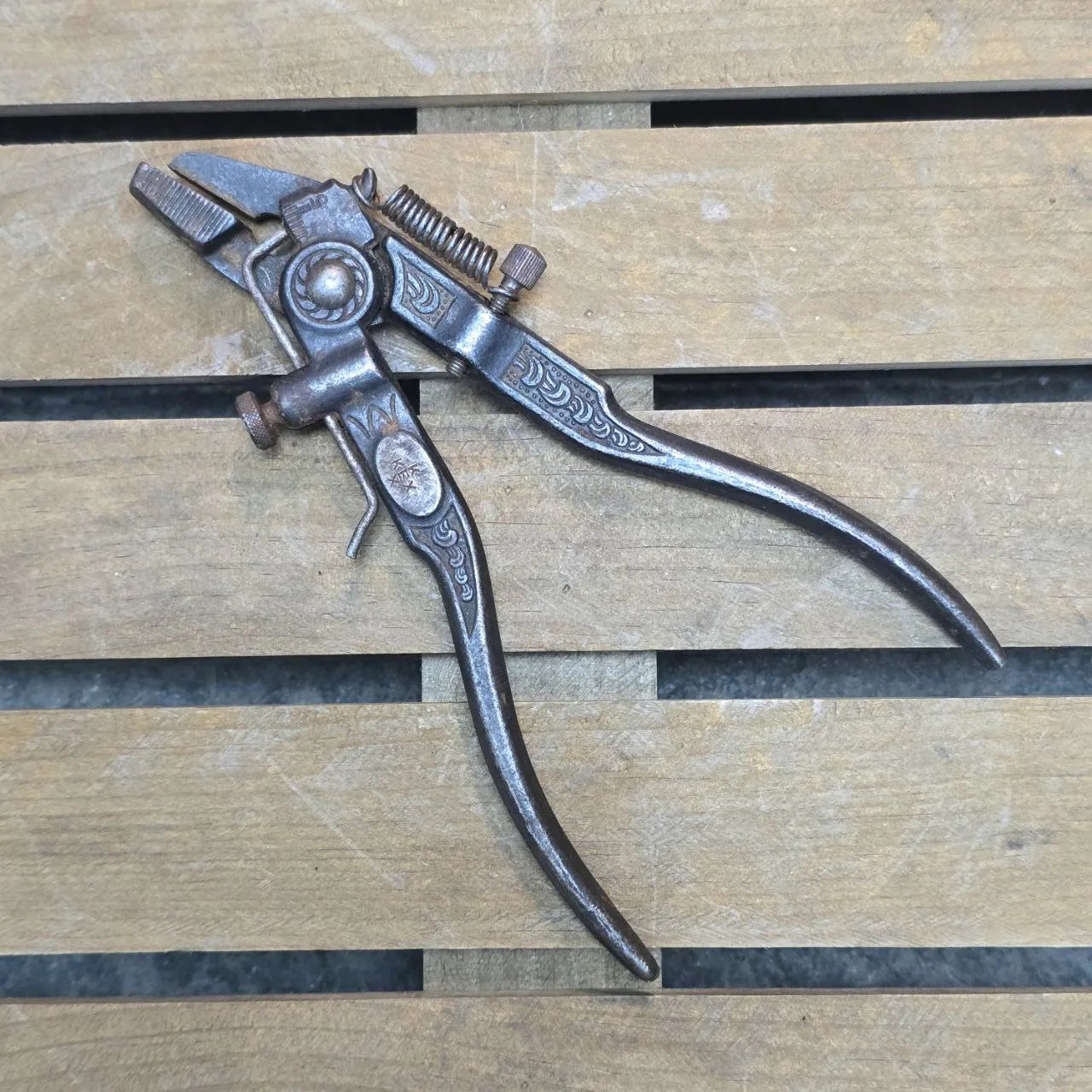 Tijeras de mano vintage con ajuste y diseño en relieve - imagen 3