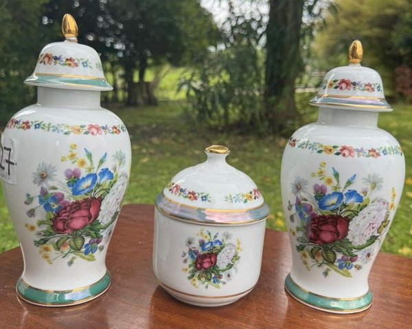 1 juego en porcelana española V.P compuesto por 2 jarrones tipo potiche y 1 alajero con tapa. Su diseño es fino y elegante con montivos florales y guardas al rededor de las piezas montadas sobre un platillo (24 y 13 las medidas) - imagen 1