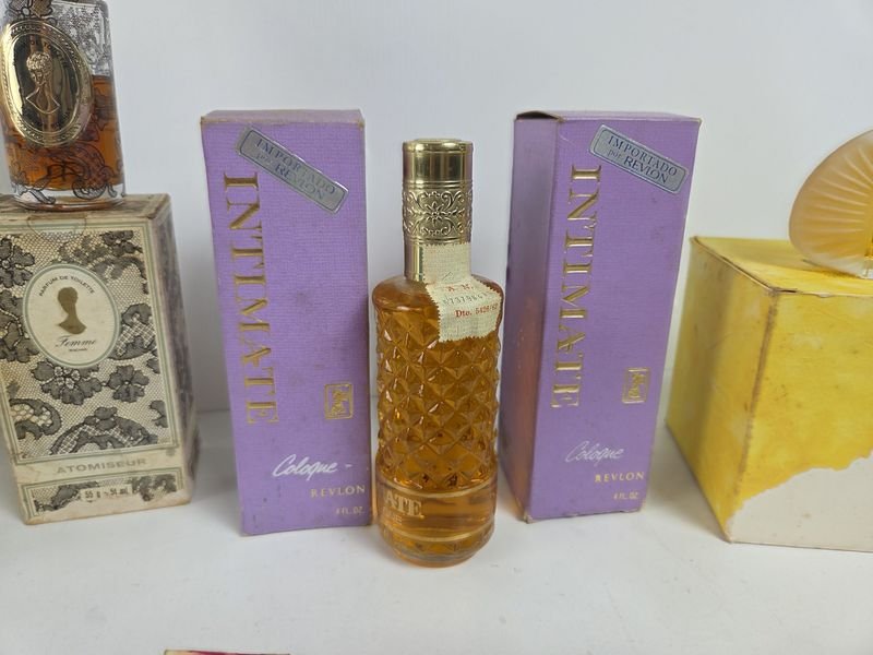 Colección de perfumes en diferentes colores y tamaños - imagen 4