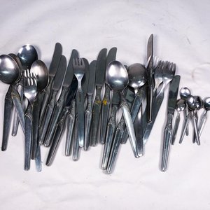 Lote de Cubiertos Variados: Cucharas, Tenedores y Cuchillos - imagen 1
