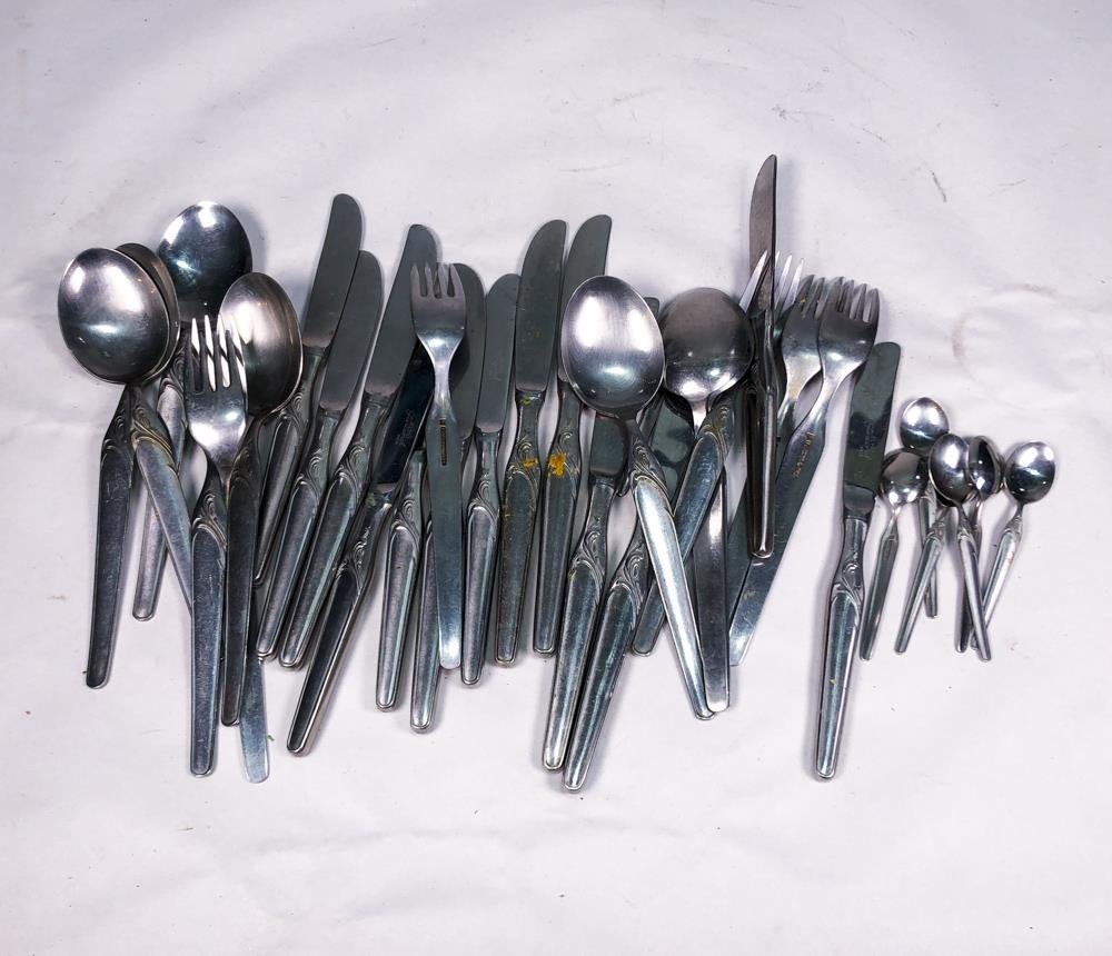 Lote de Cubiertos Variados: Cucharas, Tenedores y Cuchillos