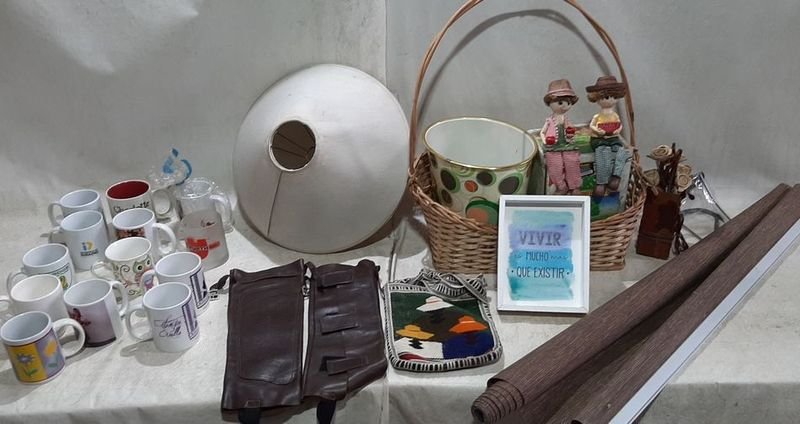 Lote anterior: Colección de objetos decorativos y accesorios