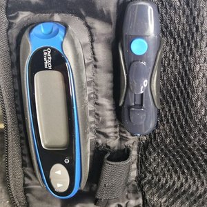 Dos Glucómetros Digitales con Estuches y Lancetero - imagen 3