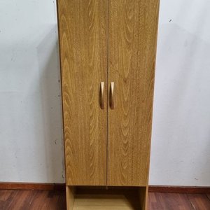 Mueble de madera claro con puertas y tiradores curvos - imagen 1
