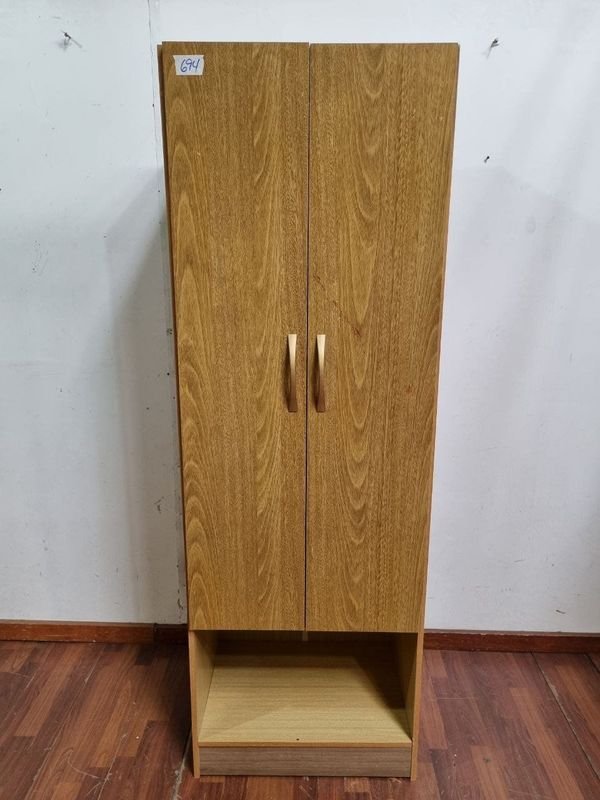 Mueble de madera claro con puertas y tiradores curvos