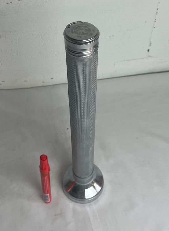 Linterna de metal con placa roja - imagen 4