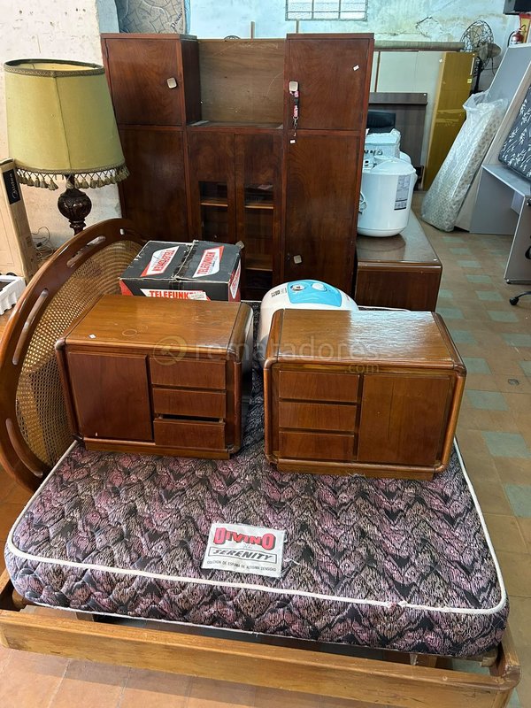 Muebles de madera: 2 mesas de luz y placard