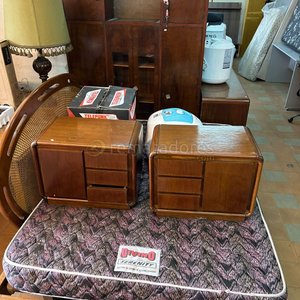 Lote siguiente: Muebles de madera: 2 mesas de luz y placard