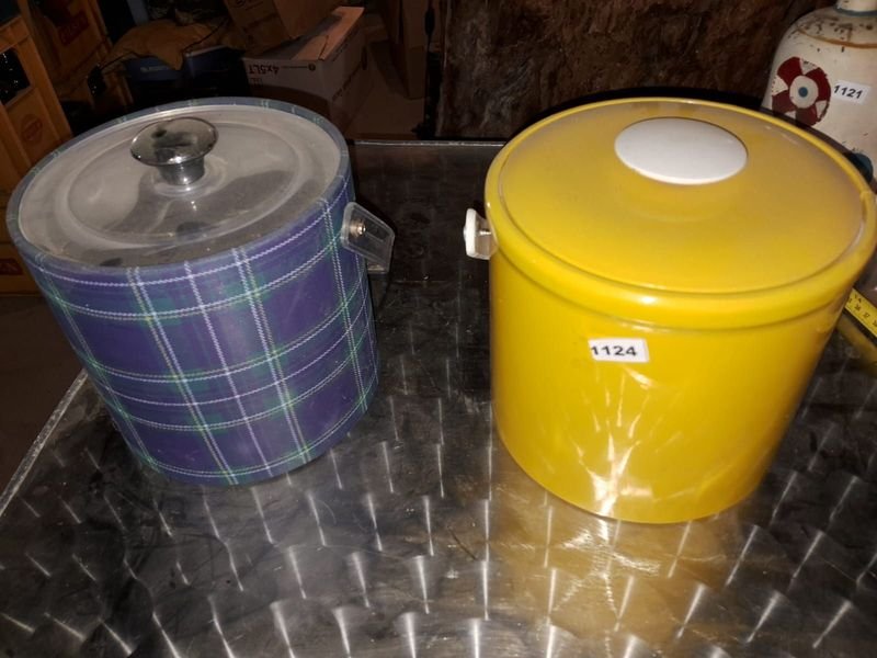 Lote siguiente: Lote de dos hieleras con tapa y una pinza