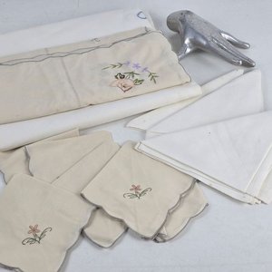 Lote anterior: Manteles y Servilletas Textiles Blancos y Beige con Bordados Florales