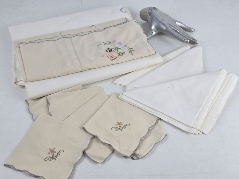 Manteles y Servilletas Textiles Blancos y Beige con Bordados Florales