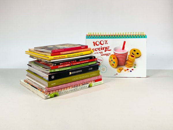 Colección de libros y revistas sobre cocina española