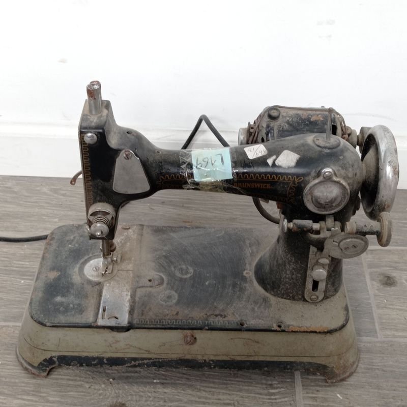 Lote siguiente: Máquina de coser antigua y decorativa