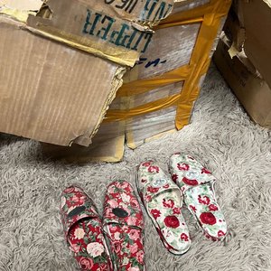 Lote de Más de 60 Pares de Pantuflas y Mocasines Variados - imagen 5